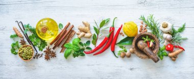 Taze aromatik otlar ve baharatlar yemek pişirmek için