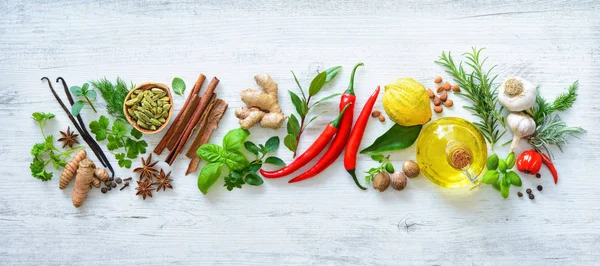 Hierbas aromáticas frescas y especias para cocinar —  Fotos de Stock