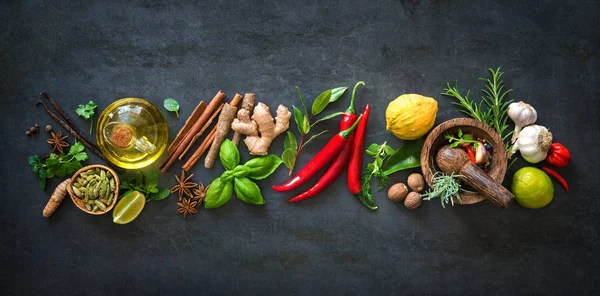 Verse aromatische kruiden en specerijen voor het koken — Stockfoto