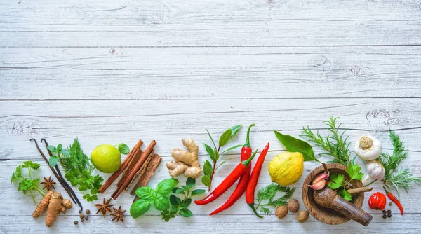 Friss fűszernövények és fűszerek a főzés — Stock Fotó