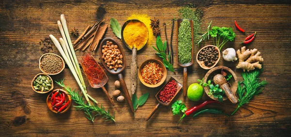 Färgstarka olika örter och kryddor för matlagning — Stockfoto