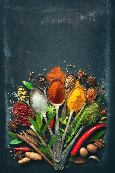 Verschillende kruiden en specerijen op donkere achtergrond — Stockfoto