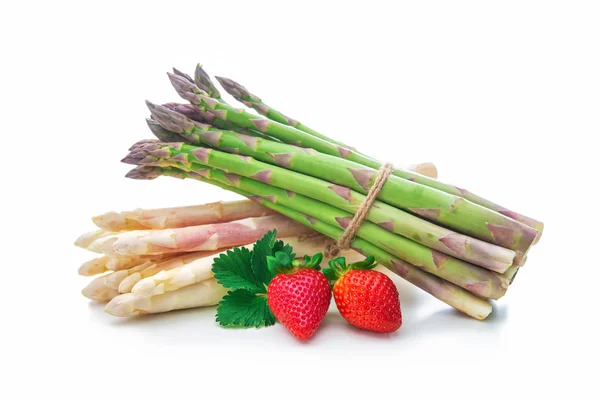 Asparagi freschi verdi e bianchi con fragole — Foto Stock