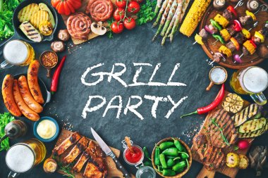 Izgara et ve sebze rustik taş plaka üzerinde