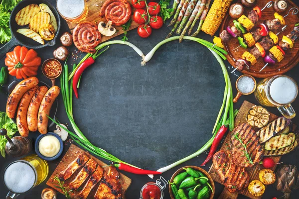 Fleisch und Gemüse vom Grill auf rustikalem Steinteller — Stockfoto