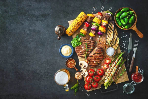 Viande et légumes grillés sur plaque de pierre rustique — Photo