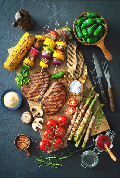 Fleisch und Gemüse vom Grill auf rustikalem Steinteller — Stockfoto