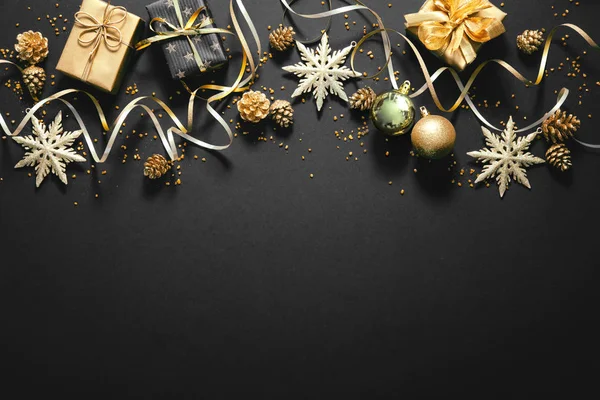 Різдвяні золоті прикраси на темному фоні — стокове фото