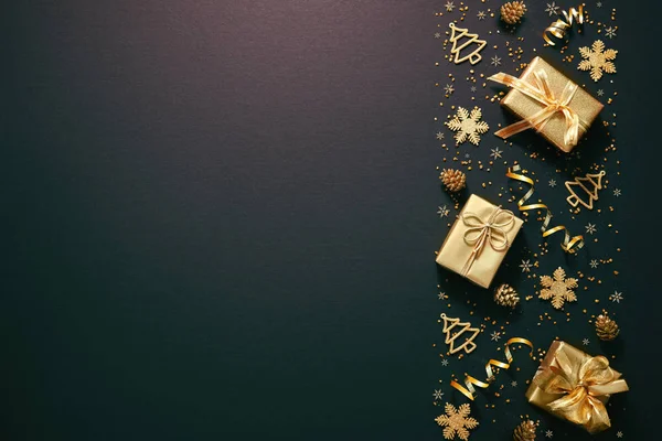 Vánoční zlatá dekorace na tmavém pozadí — Stock fotografie