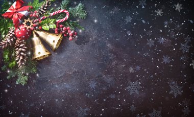 Noel çanları, köknar ağacı, çam kozalakları ve holida ile arka plan