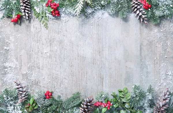 圣诞节和新年背景，有冷杉枝条和降雪 — 图库照片