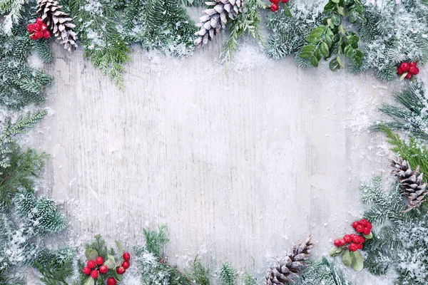 Fondo de Navidad y Año Nuevo con ramas de abeto y nevadas —  Fotos de Stock