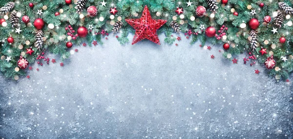 Χριστουγεννιάτικο φόντο με κλαδιά ελάτης και διακόσμηση διακοπών — Φωτογραφία Αρχείου
