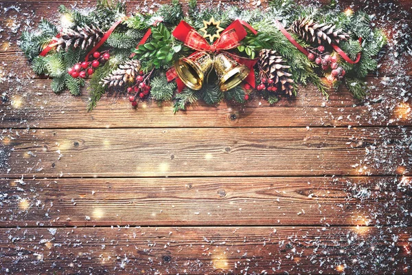 Fondo de Navidad con campanas, abeto y decoración en la oscuridad — Foto de Stock