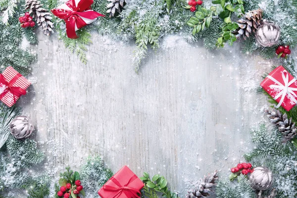 Χριστούγεννα και Πρωτοχρονιά φόντο με κλαδιά ελάτης και χιονόπτωση — Φωτογραφία Αρχείου