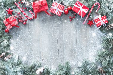 Noel ve yeni yıl arkaplanı köknar dalları, hediye kutuları,