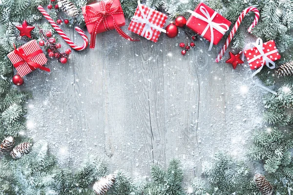 Karácsonyi és újévi háttér fenyő ágak, ajándékdobozok, — Stock Fotó