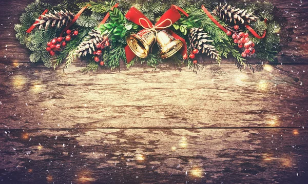 Vánoční pozadí s jedlí strom a dekorace — Stock fotografie