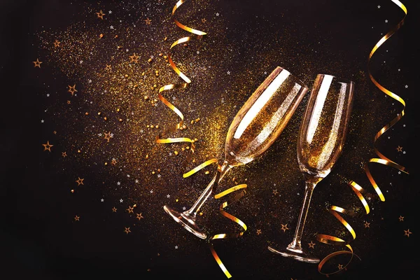 シャンパンでお祝いのトースト — ストック写真