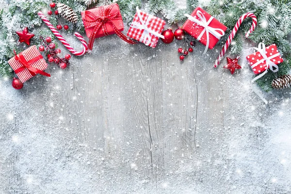 Fondo de Navidad y Año Nuevo con ramas de abeto, cajas de regalo , — Foto de Stock