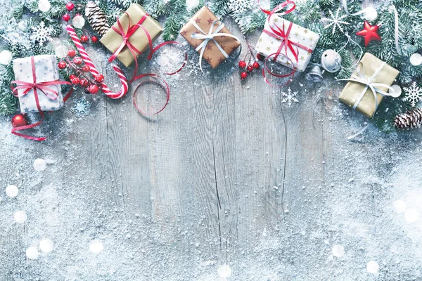 Karácsonyi és újévi háttér fenyő ágak, ajándékdobozok, — Stock Fotó