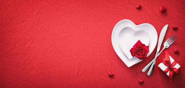 Red table setting cutlery for valentines days dinner — 스톡 사진