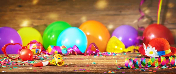 Carnaval colorido ou fundo de aniversário com chapéu de festa e bola — Fotografia de Stock