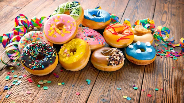Carnaval festivo ou fundo de aniversário com donuts coloridos — Fotografia de Stock