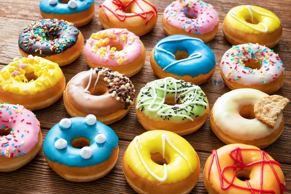Vários donuts coloridos — Fotografia de Stock