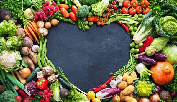 Fondo alimentario con surtido de verduras orgánicas frescas — Foto de Stock