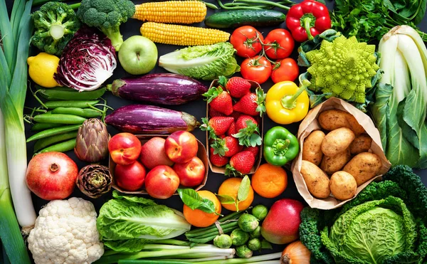 Fundo alimentar com variedade de frutas orgânicas frescas e legumes — Fotografia de Stock