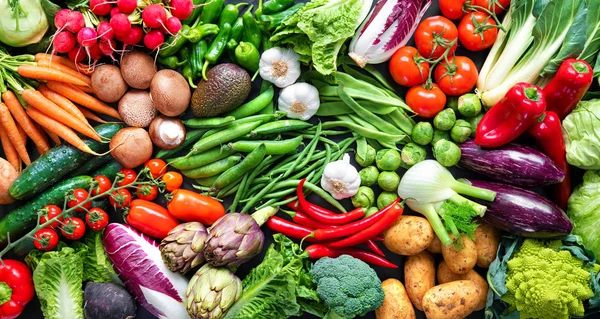 Fondo alimentario con surtido de verduras orgánicas frescas — Foto de Stock