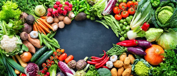Fundo alimentar com variedade de vegetais orgânicos frescos — Fotografia de Stock