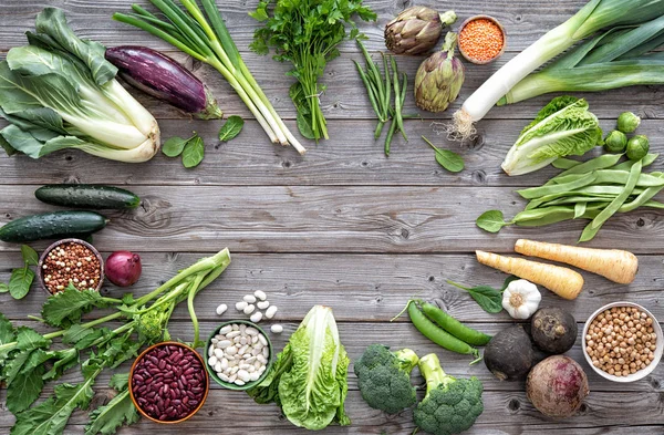 Асортимент свіжих органічних овочів для здорового харчування та г — стокове фото