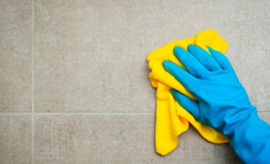 Bir banyo, closeup çekim temizlik hizmetçi