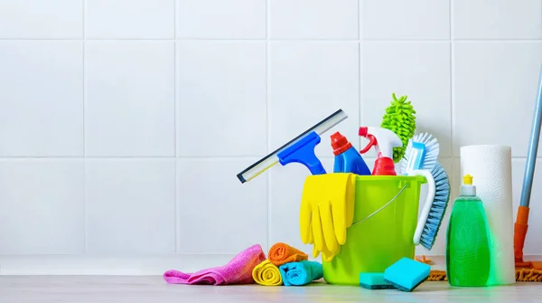 Bucket of cleaning supplies in the front of tiled wall — Stock Photo, Image