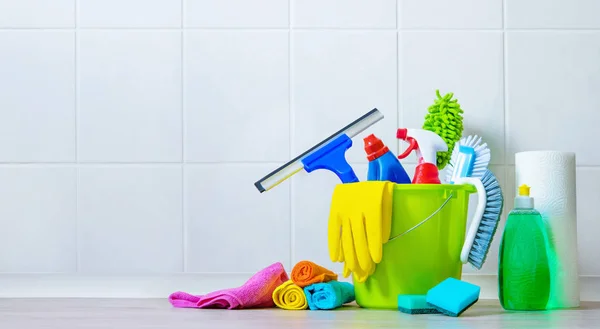 Eimer mit Reinigungsmitteln vor der gefliesten Wand — Stockfoto