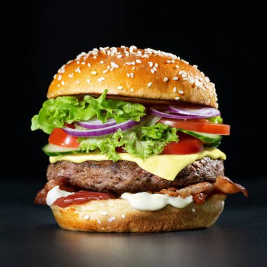 koyu arka plan üzerinde taze lezzetli burger