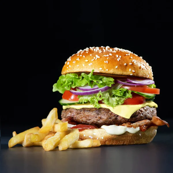 Frisse Lekkere Hamburger Met Knapperige Frietjes Donkere Achtergrond — Stockfoto