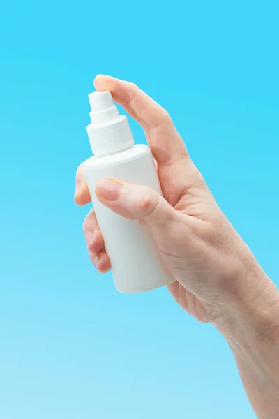 Antibacteriële Ontsmettingsspray Voor Handen Vrouwelijke Handen Die Ontsmettingsspray Gebruiken Ziektekiemen — Stockfoto