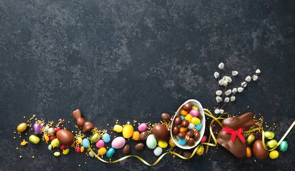 Шоколадні Великодні Яйця Темному Сільському Фоні — стокове фото