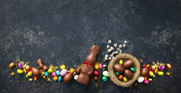 チョコレートイースターエッグオンダーク素朴な背景 — ストック写真