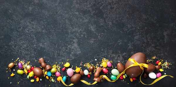 Шоколадні Великодні Яйця Темному Сільському Фоні — стокове фото