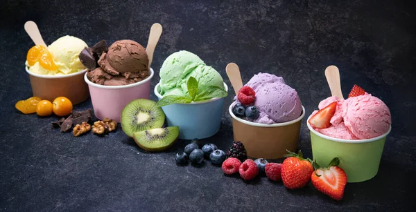 Vari Gelato Colorato Tazza Carta Sfondo Rustico Scuro — Foto Stock