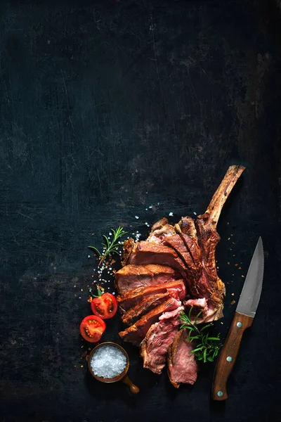 Grilované Suché Staré Tomahawk Hovězí Steak Plátky Tmavém Pozadí — Stock fotografie