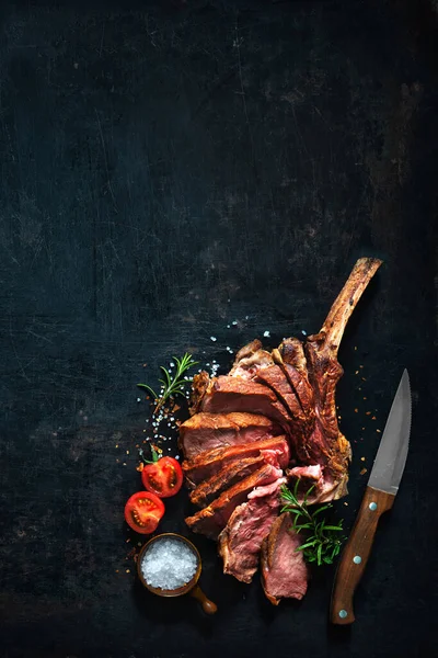 Carne Res Tomahawk Seca Parrilla Cortada Rodajas Sobre Fondo Oscuro — Foto de Stock