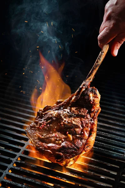 Steak Boeuf Sur Gril Avec Fumée Flammes — Photo