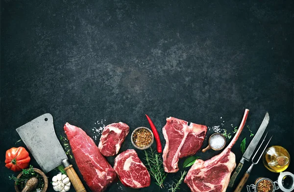 Verschiedene Rohe Rindfleischsteaks Zum Grillen Mit Gewürzen Und Utensilien Auf — Stockfoto