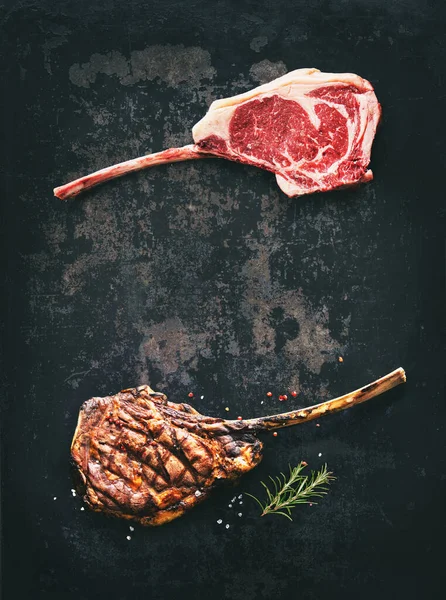 黑Angus Tomahawk牛排生吃 用深色的乡村调调料烤 — 图库照片