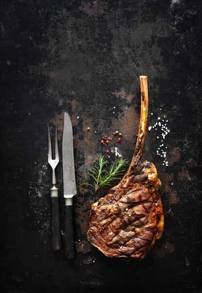 Bife Grelhado Carne Tomahawk Com Especiarias Fundo Rústico Escuro — Fotografia de Stock